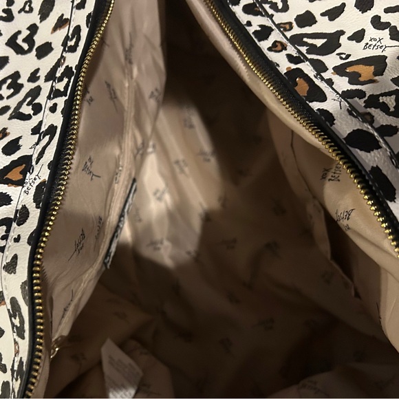 BETSEY JOHNSON XOSPEEDY LEOPARD HEARTS DUFFLE BAG - Picture 10 of 14